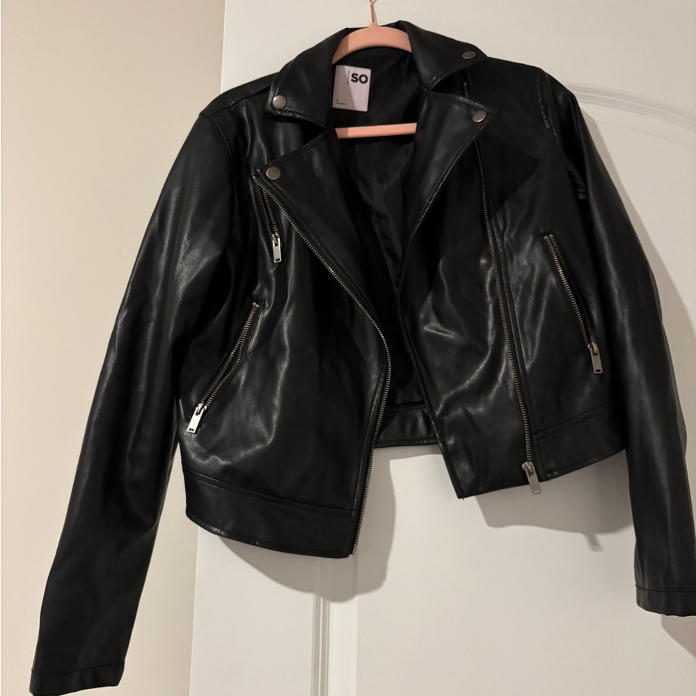SO Women's Sleek Black Leather Jacket